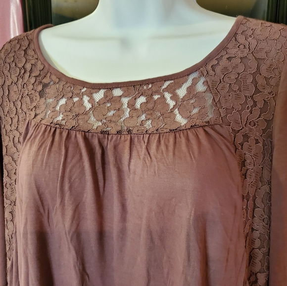 Bell sleeve lace tunic - Picture 4 of 10